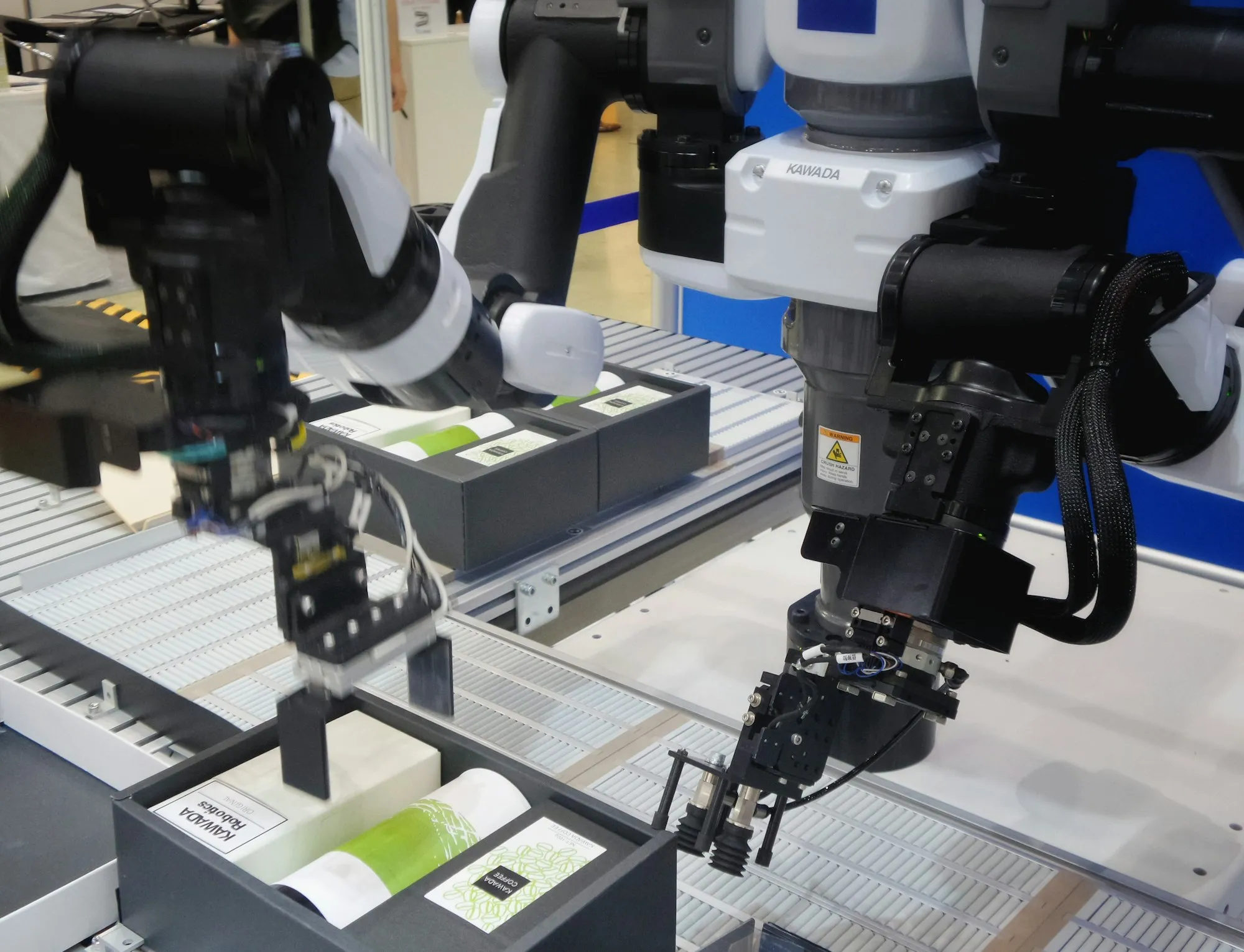 Industrielle Maschine in Schwarz-Weiß-Aufnahme.