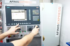 Bedienung eines industriellen Operator-Panels an einer Maschine.