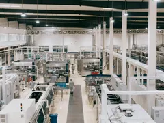 Fertigungshalle mit Maschinen und Equipment im Produktivbetrieb.